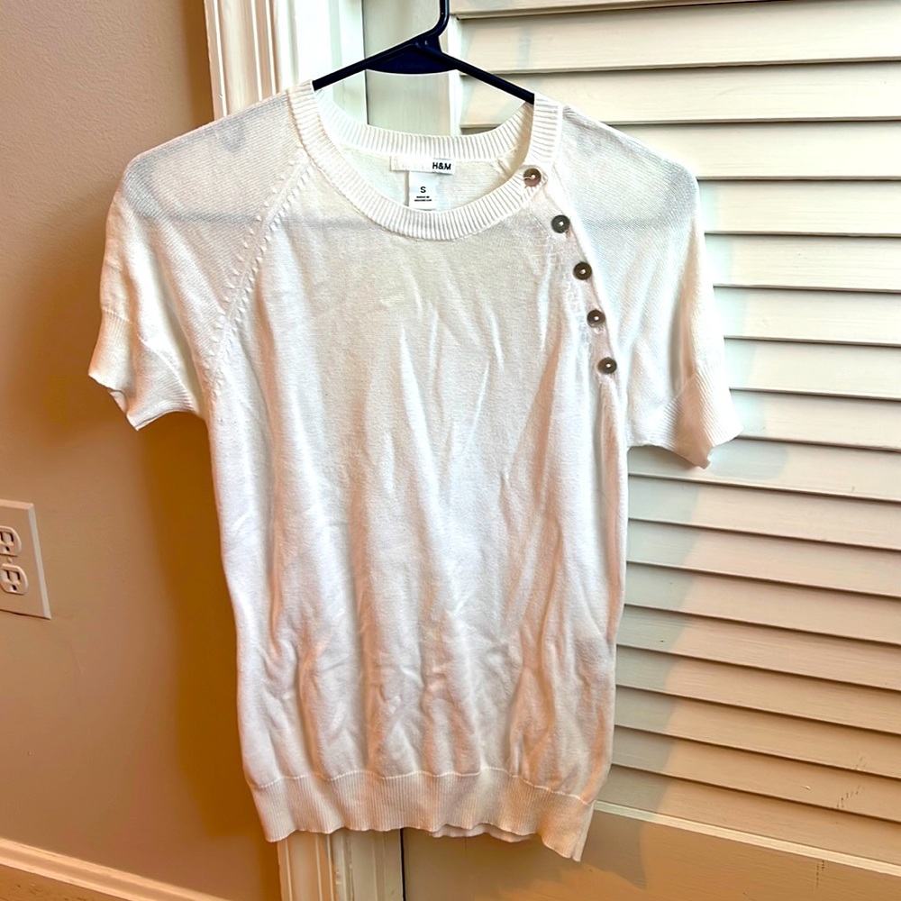 🎉Host Pick🎉H&M lightweight white short sleeve sweater. Size S. Minimal wear.